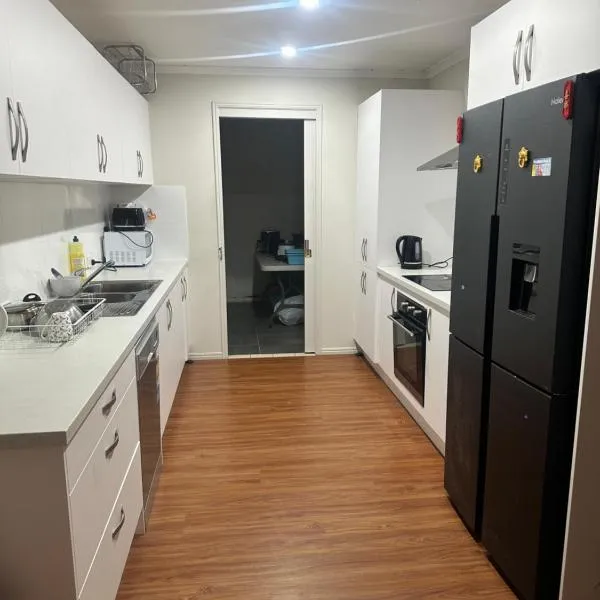 Cosy and stylish Room, hotel in Boronia Heights