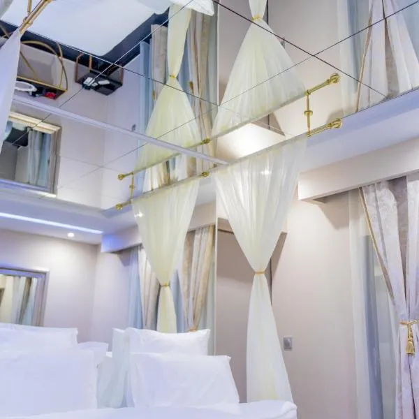L'interdit Love Room - Miroir au plafond 2x2m, hotel en Cayenne