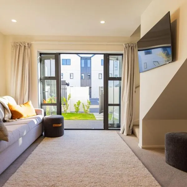Luxury CBD Townhouse 3 Bed 2 Bath With Car Park, hotel in Christchurch
