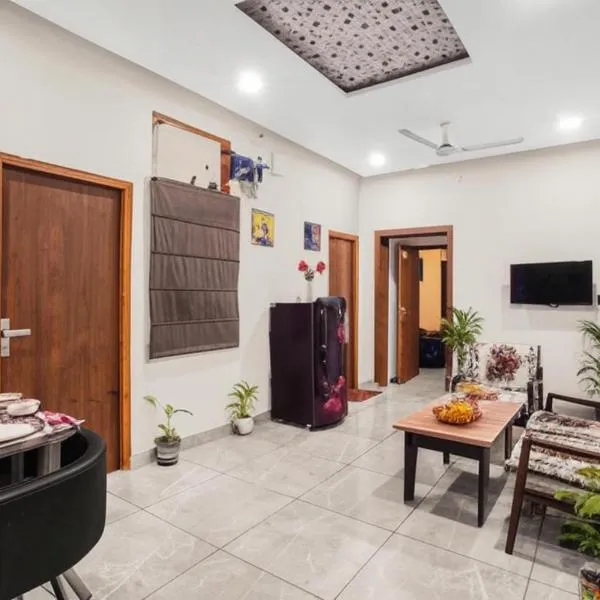 Homlee-Luxurious 2BHK-Dilshad Metro- Ground Floor, hotel in New Delhi