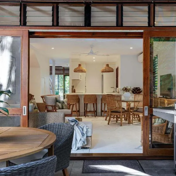 Absolute beachfront, heart of Port Douglas - 24 S, hotel in Port Douglas