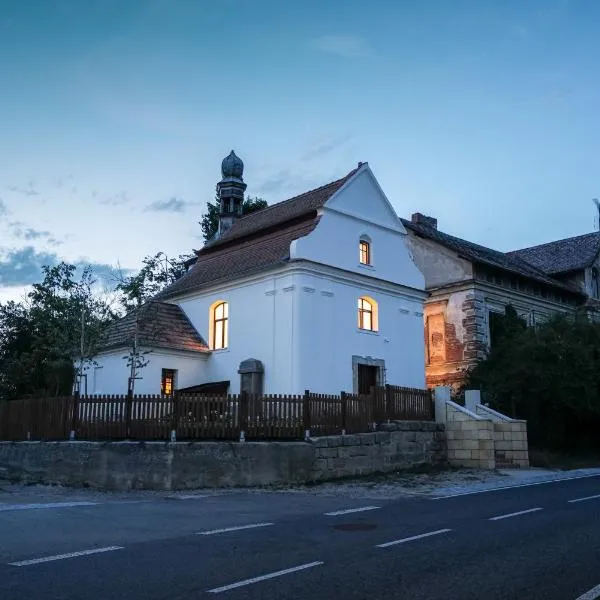 Kaple Jinak, hotel in Vrchovany