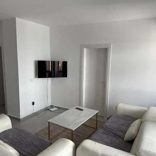 Seaside 2-br flat with terrace, hotel en Golem