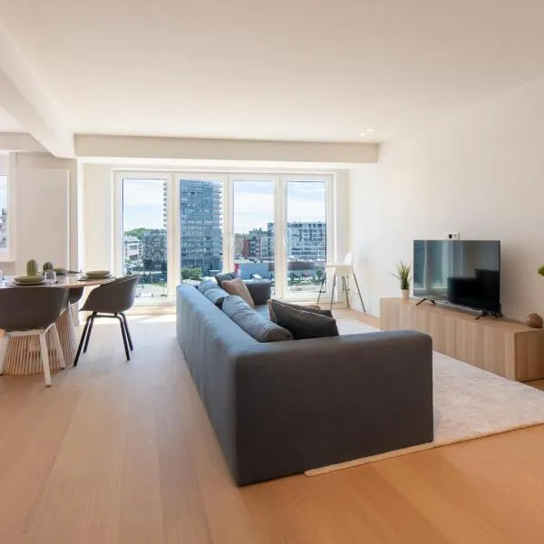 Luxury apartment with Marina view and free parking, hotel in Ostend