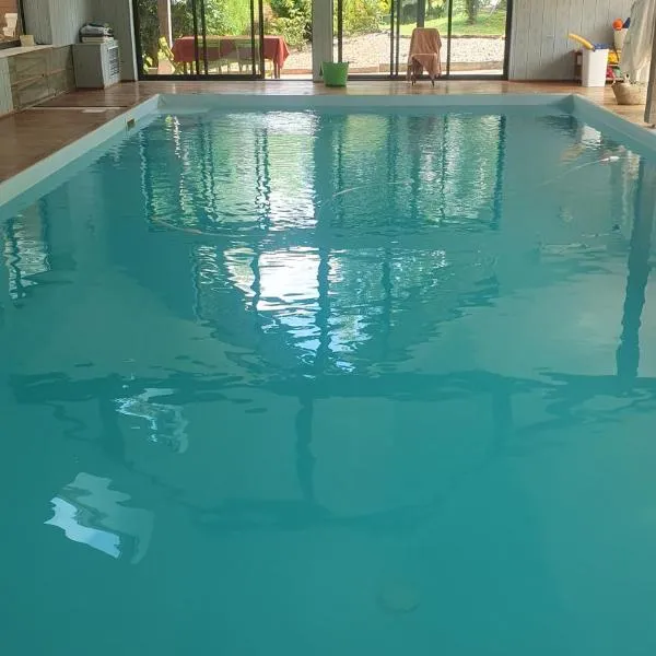 Gîte campagnard 11 personnes، فندق في Saint-Georges-de-Reintembault