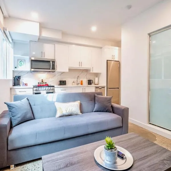 Chic 2BR Basement Suite 2BR Toronto Getaway near Downtown - The Roland, khách sạn ở Toronto