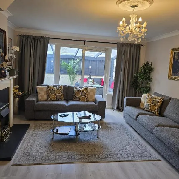 Dreams and Homes -entire home, hotel en Hartstown