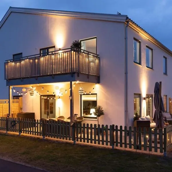 Modern Ground Floor Corner Flat with Rustic Patio, hotel v destinaci Båstad