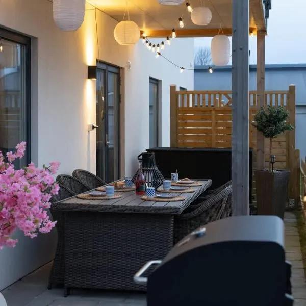 Bright Ground Floor Corner Home with Cozy Outdoor, hotel v destinaci Båstad