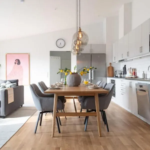 Youthful 3BR Flat with Balcony and Hobby Game Board, hotel v destinaci Båstad