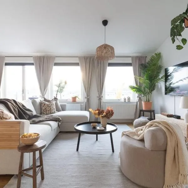 Spacious Home with Workspace and Cozy Balcony, hotel v destinaci Båstad