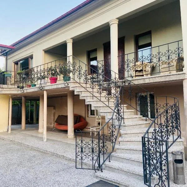 Villa Visteria with terrace, hotel v destinaci Batumi