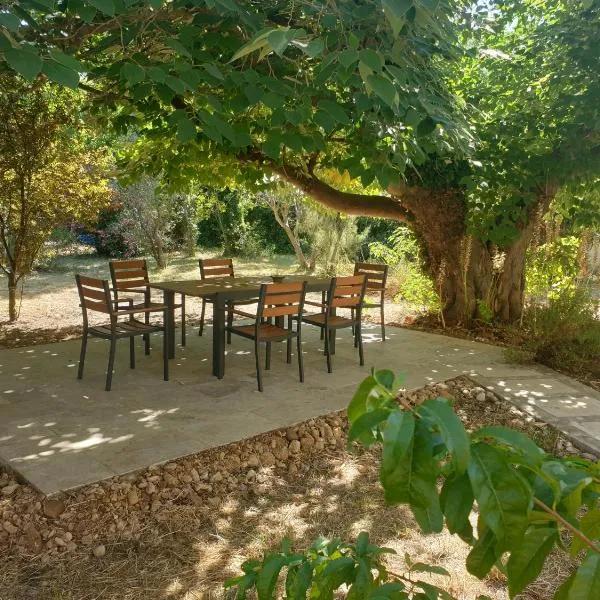 Malicroix, hotel in Arles