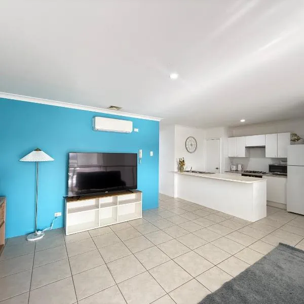 City Explorer Base 3BR&2 Floors&Walk to Mall & Airport Transit, hotel u gradu Pert