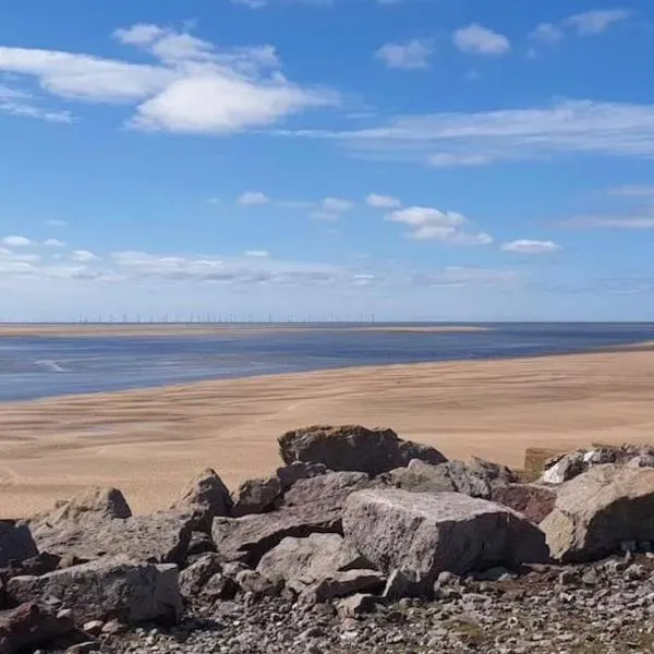 Cosy, coastal cottage- Beach, Pub and shop nearby, hotel u gradu 'Haverigg'