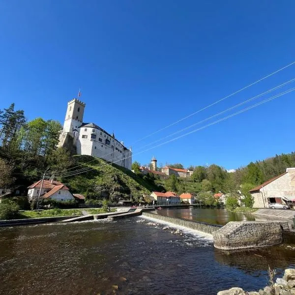 A room by a weir with a view of Rožmberk Castle, hotel in Rožmberk nad Vltavou