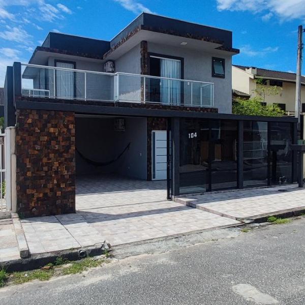 Casa com piscina em matinhos