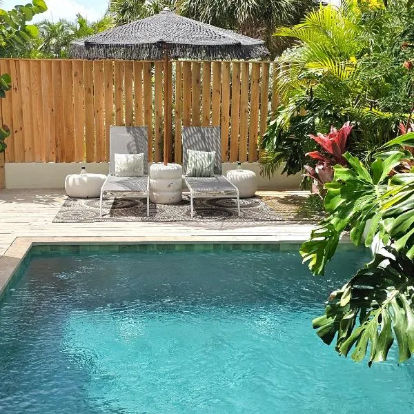 Boutique apartment with PRIVATE POOL, near Jan Thiel & Mambo beach, 2 bedrooms & gated community, Hotel in Willemstad