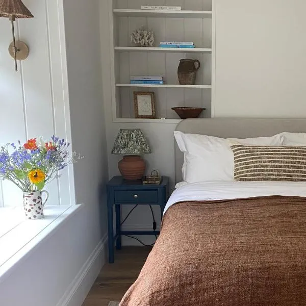 Stamping Cottage near Isles of Scilly Park and Ride, hotel in Penzance