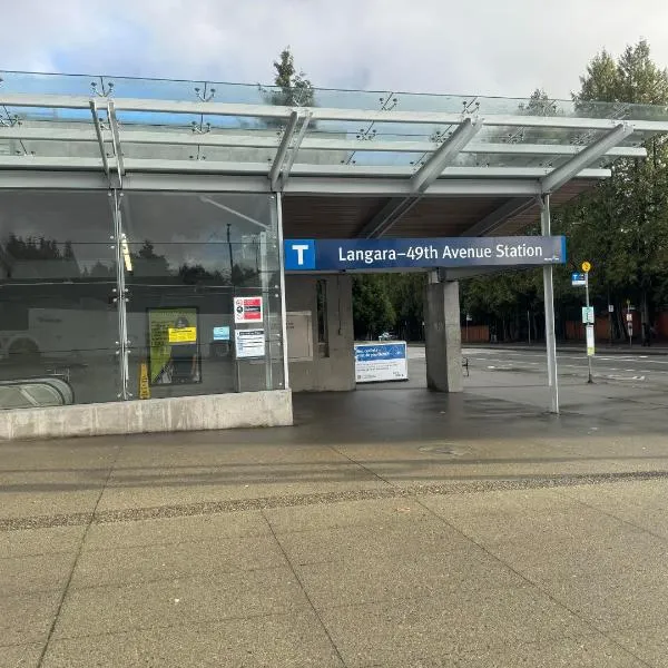 Comfort cottage guest home near subway station, bus and downtown, hotel in Vancouver