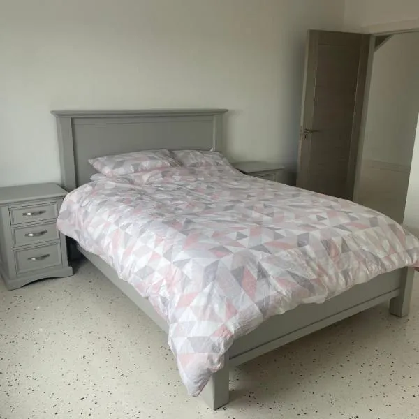 Keeloges House, hotel in Ardnaglass