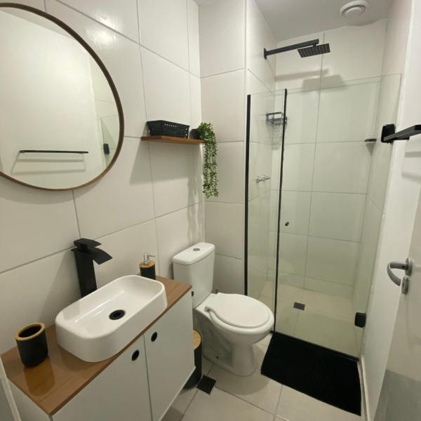 Apartamento à 10min de caminha da praia, com 2 quartos, 2 banheiros e vaga de garagem - Foto 3