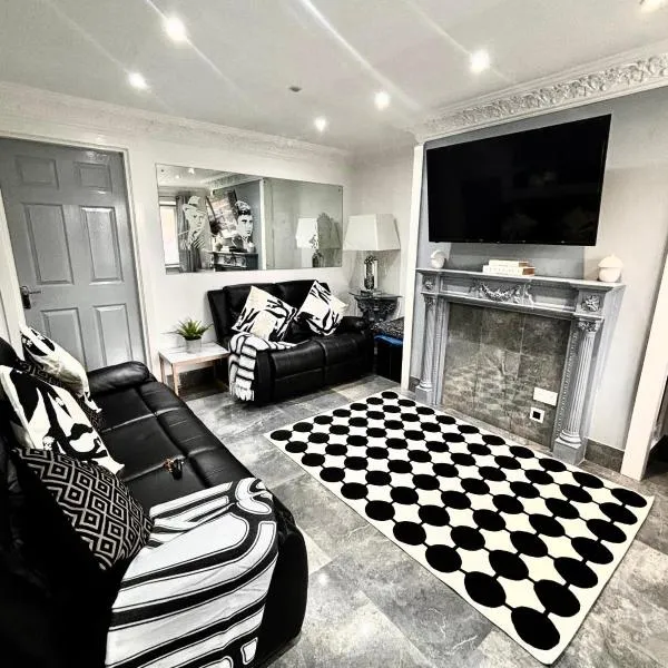 2 bed house sleeps 4-5, hotel in Liverpool