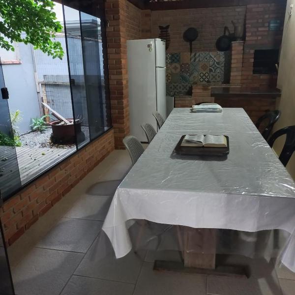 Casa com Ar condicionado na sala 300 m da praia - Foto 4