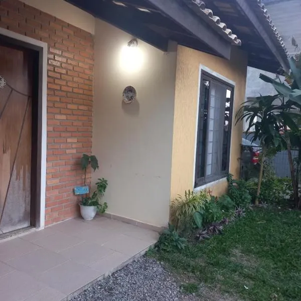 Casa com Ar condicionado na sala 300 m da praia, Hotel in Itapoa