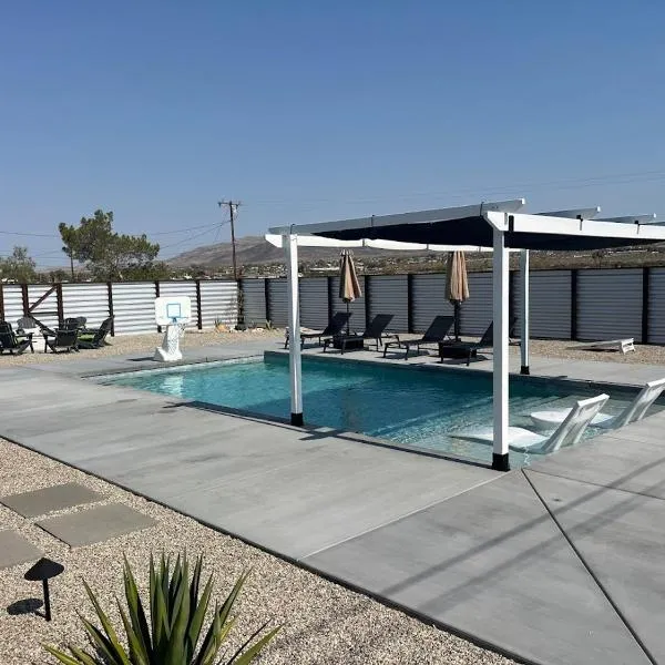 Joshua Tree Poolside Escape!, hotel in Twentynine Palms