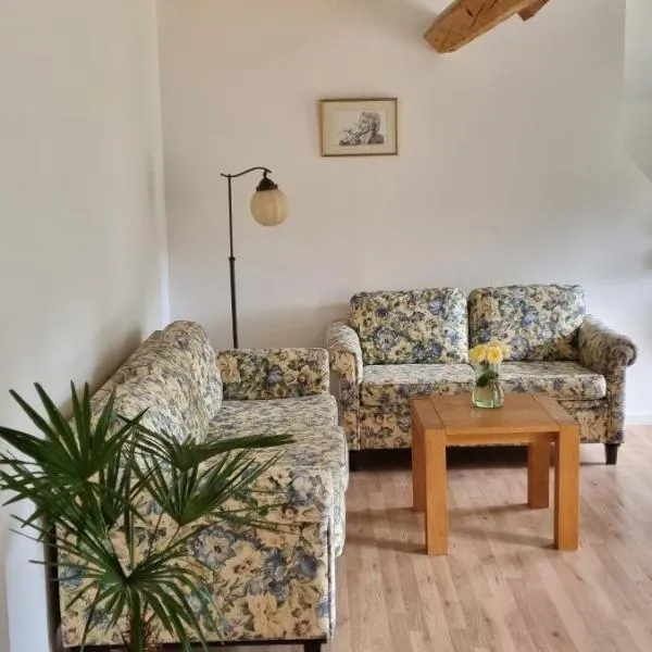 Apartment at Havegaard, beautiful old farm surrounded by beautiful nature close to the coast, hotel in Vejby