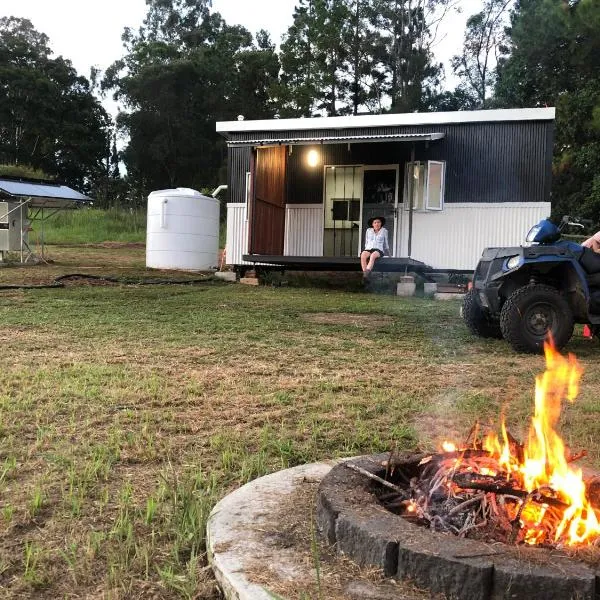Bee Farm Off-Grid Tiny Home Stay, hotel en Tamaree