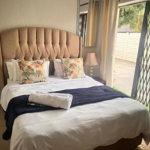 17 Byvanger Luxury Home Deluxe Queen Suite Room 2, hotel in Centurion