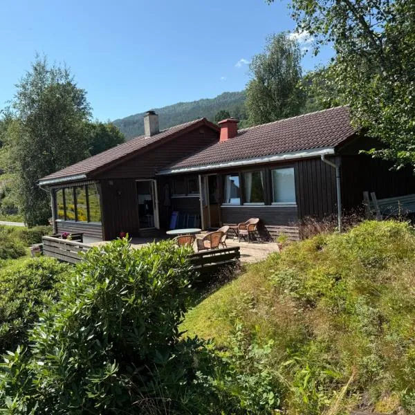4 bedroom room House in Beautiful Strandebarm, hotel in Kvam