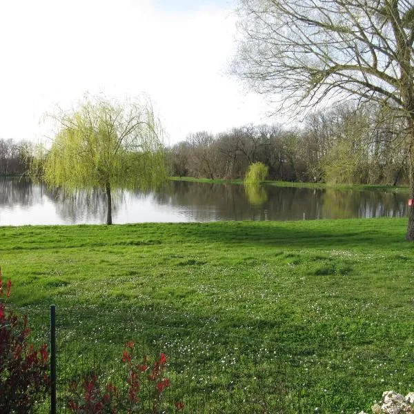Camping du Mouchet, hotel in La Chapelle-Viviers