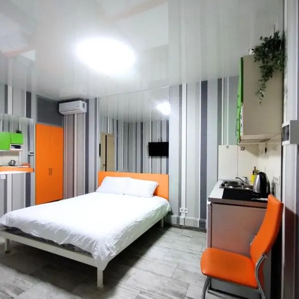 Безпечні апартаменти на цокольному поверсі біля метро, ξενοδοχείο στο Χάρκοβο