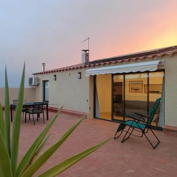 Ático relax con gran terraza y vistas a la Costa Brava, hotel in Palau-Saverdera
