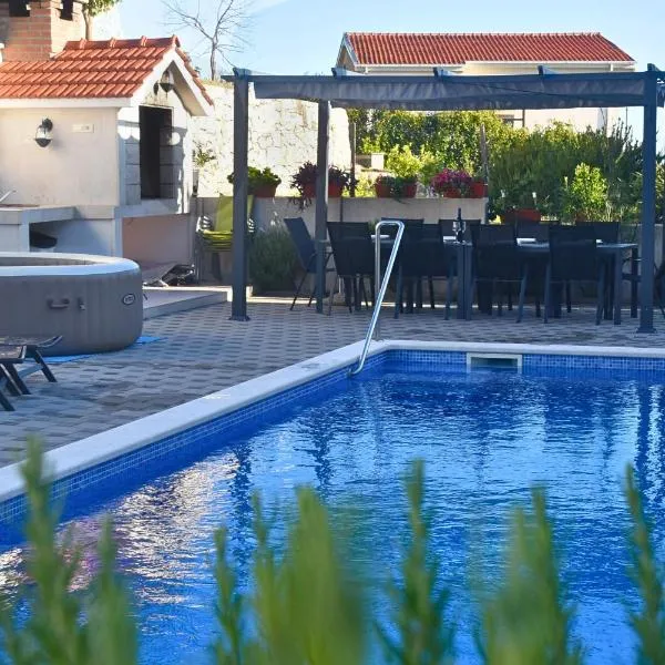Villa in Podstrana with large outside swimming pool & hot tub for 14 people, hôtel à Podstrana