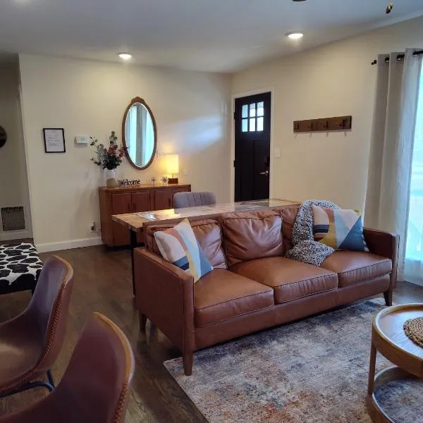 Julies Place on Rt 66 - Minutes to FLW, Hotel in Waynesville