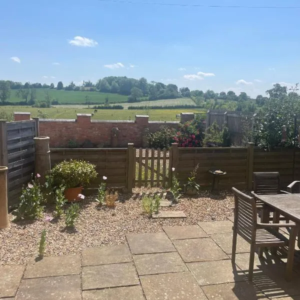 Stables Cottage, hotel di East Norton