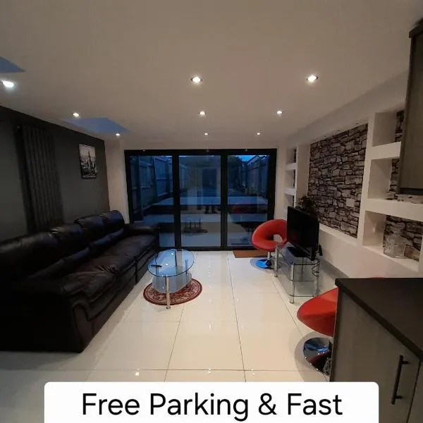 Contemporary and Spacious Home, hotel in Cardiff