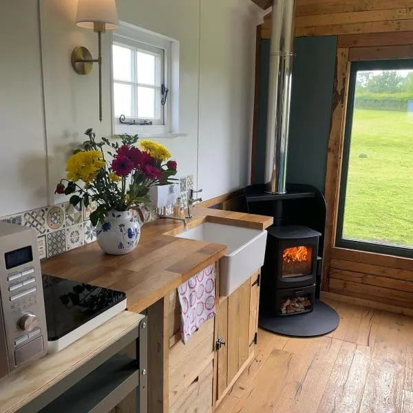 Wiltshire Weavers Hut, hotel in Chippenham