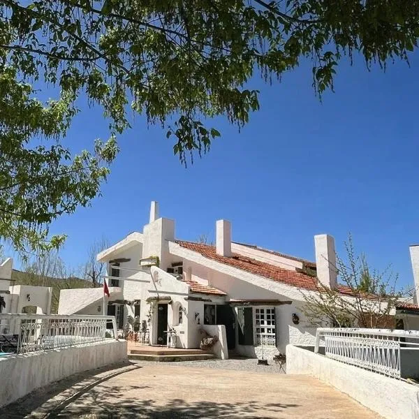 Le Gîte Dayet Aoua, hotel in Aït Meziane