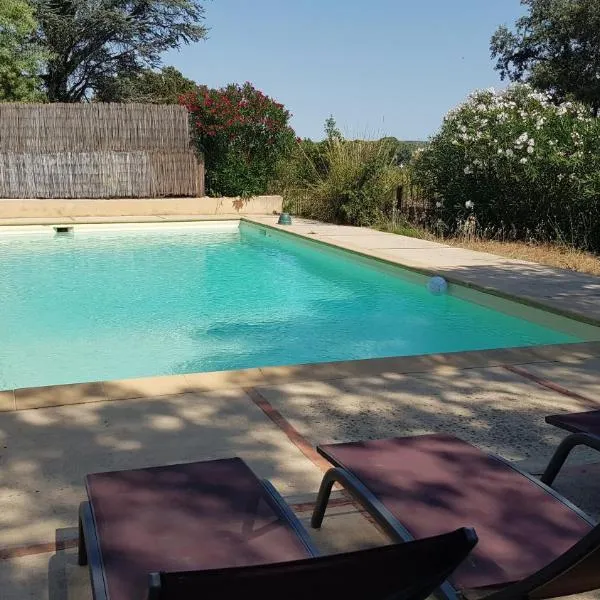 Mas provençal de charme au milieu des oliviers, hotel v destinaci Boisseron