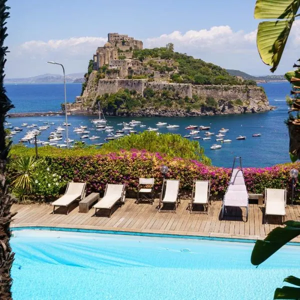 Villa Massimo Cartaromana with wide pool and view on the Castle, hotel en Isquia