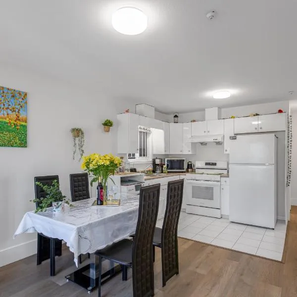 2 Bds suite beautiful Yard near PNE, hotel en Vancouver