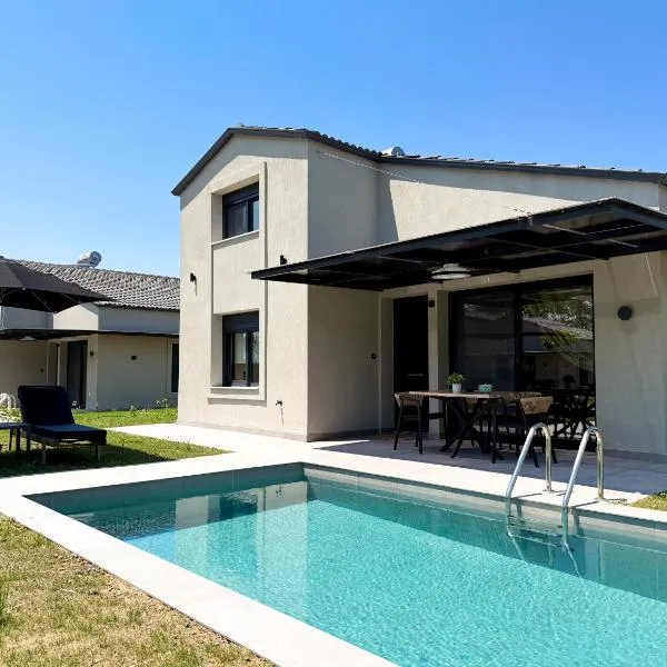 Olympus Seaside Luxury Pool Villas, hotel in Olympiaki Akti