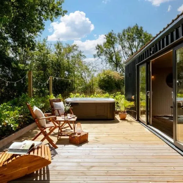 Rabbits Warren - Cotswolds Stay with Sauna and Hot Tub, готель у місті Hankerton