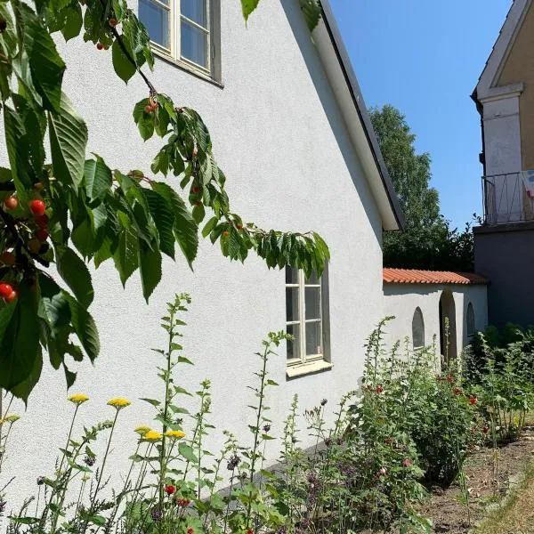 Charming holiday home in the middle of Kivik, hotel em Kivik