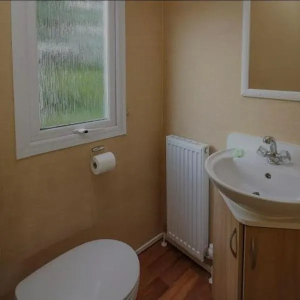 Caravan 2 - Blackmoor farm near tenby、Ludchurchのホテル